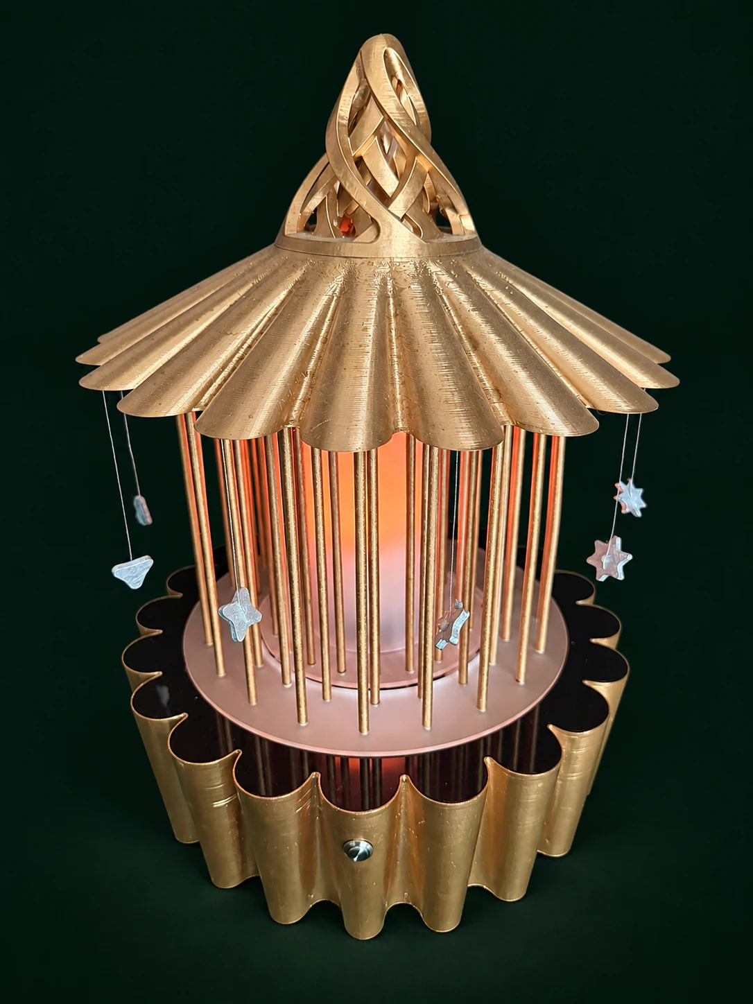 Goldfarbenes pavillonartiges Lichtobjekt mit geripptem Dach, hoher durchbrochener Spitze, Stäben und kleinen hängenden Ornamenten