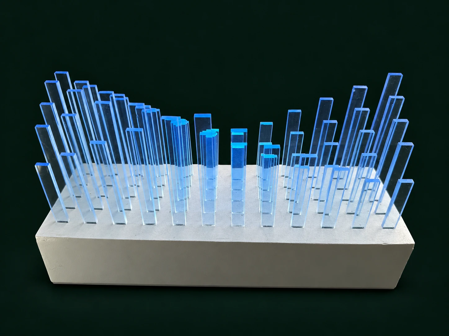 Viele unterschiedlich hohe transparente Streifen mit blauen Lichtkanten auf einer rechteckigen hellen Basis